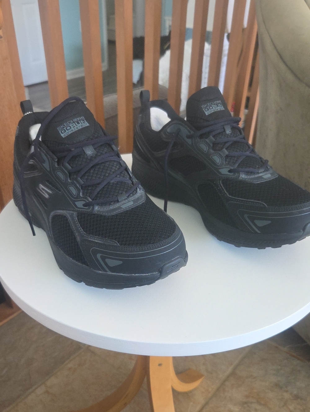New SKECHERS GORUN Athletic Shoes SIZE 11 1/2